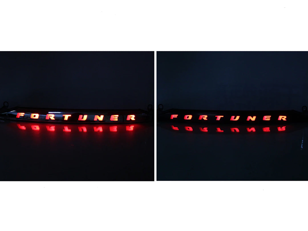 Plaquero Trasero Cromado con Luz Led para Toyota Fortuner 2017-2026