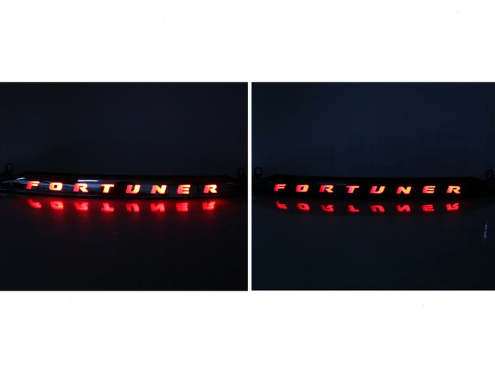 Plaquero Trasero Cromado con Luz Led para Toyota Fortuner 2017-2026