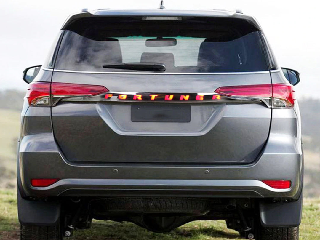 Plaquero Trasero Cromado con Luz Led para Toyota Fortuner 2017-2026