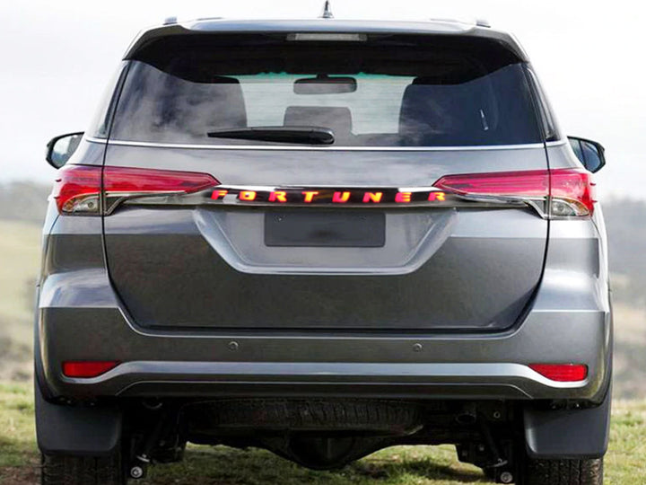 Plaquero Trasero Cromado con Luz Led para Toyota Fortuner 2017-2026