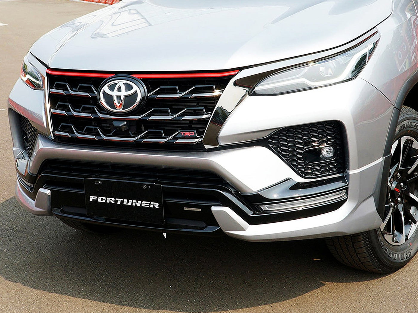 Persiana de Lujo TRD para Toyota Fortuner 2021-2024